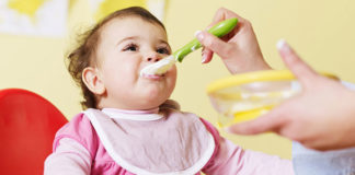 Rozszerzamy dietę dziecka - rekomendowany moment, akcesoria i sposób przygotowywania posiłków