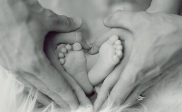 Czy niemowlę może spać z gołymi stopami?